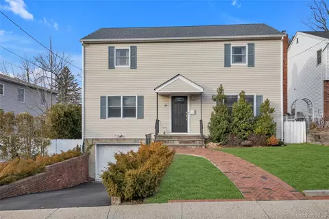 29 3rd Ave, North Hempstead, NY 11050