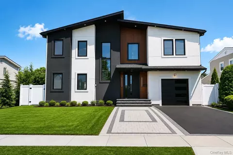 23 Glade Ln, Levittown, NY 11756