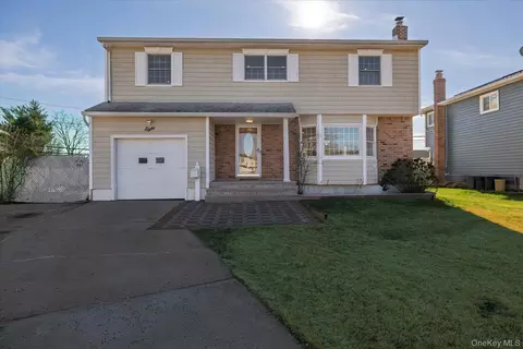 8 Patricia Ct, Bethpage, NY 11714