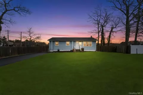 19 Windus Dr, Shirley, NY 11967