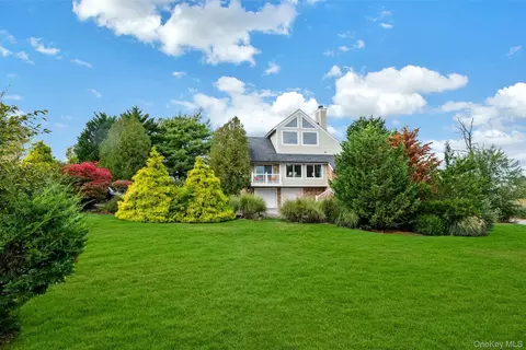 33 Old Canoe Place Rd, Hampton Bays, NY 11946