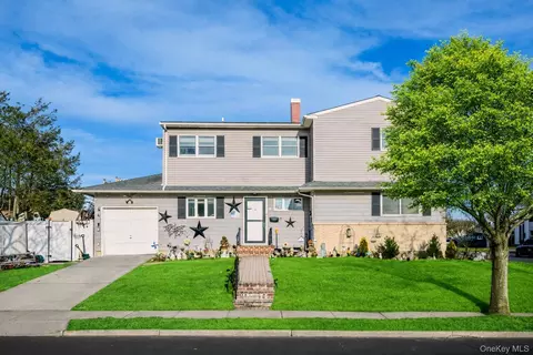 2 Kroll St, Plainview, NY 11803