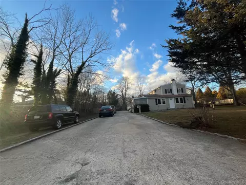 84 Oakwood Ave, Bayport, NY 11705