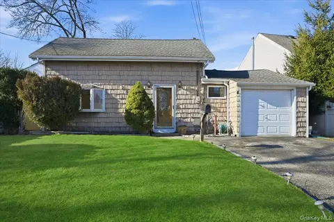 2522 Hewlett Ln, Bellmore, NY 11710