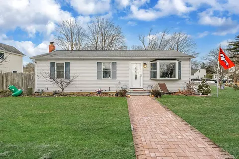 9 Maple Rd, Middle Island, NY 11953