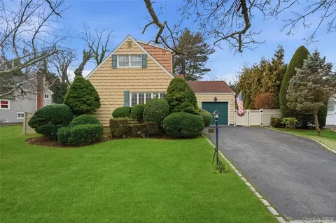 18 Gaylore Dr W, Amityville, NY 11701