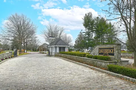 104 Lakebridge Dr N, Kings Park, NY 11754