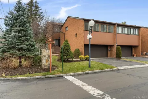 2 Cricket Club Dr, North Hempstead, NY 11576