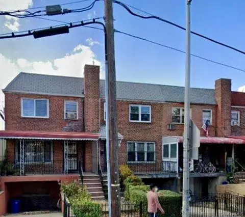 3052 80th St, New York, NY 11370