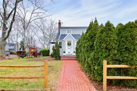 20 Salisbury Ave, Stewart Manor, NY 11530