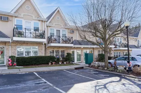 308 Cambridge Ct, Glen Cove, NY 11542