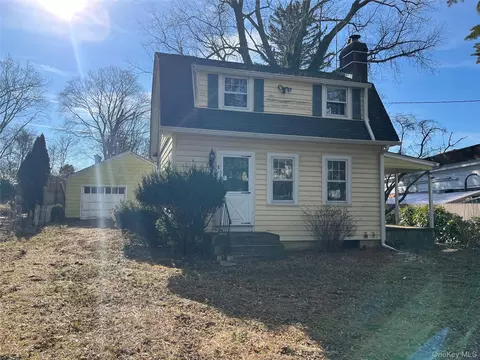 8 Ketewomoke Dr, Huntington, NY 11743