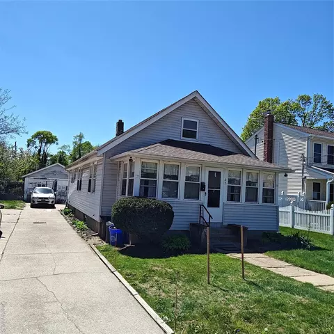 27 Coolidge Ave, Amity Harbor, NY 11701