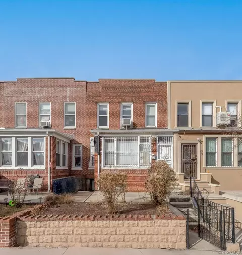 23-36 36th St, Astoria, NY 11105
