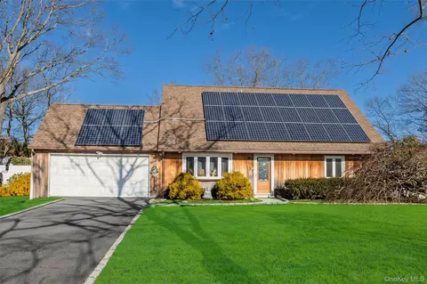12 Yellowstone Ct, Coram, NY 11727