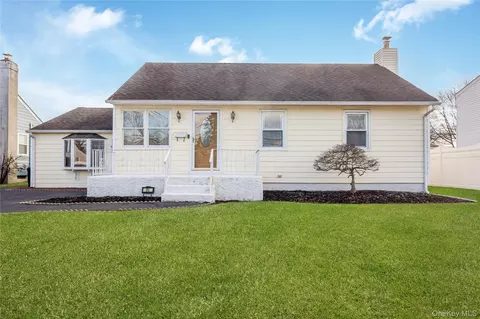 83 Kane Pl, North Babylon, NY 11703