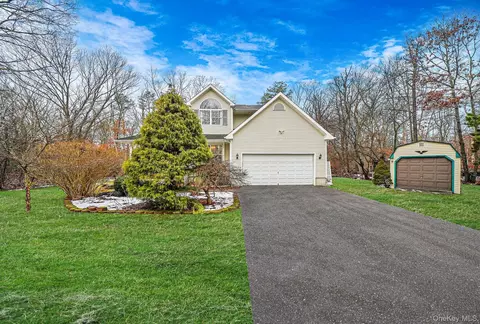 22 Wright Rd, Manorville, NY 11949