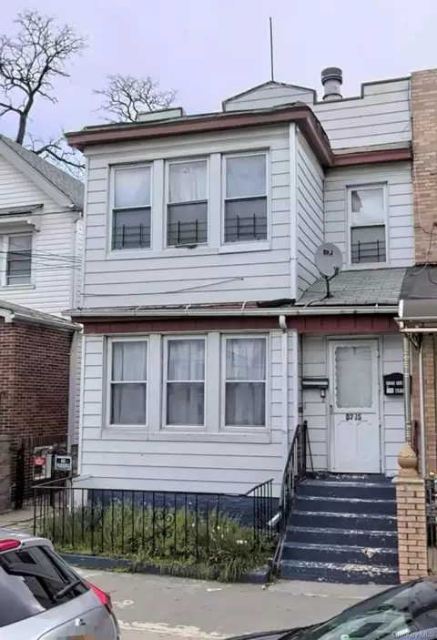 8715 108th St, New York, NY 11418