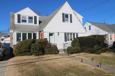 73 Evans St, North Hempstead, NY 11040