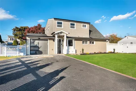 9 Autumn Ln, Hicksville, NY 11801