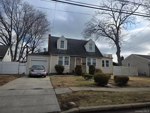 485 Sterling St, Uniondale, NY 11553