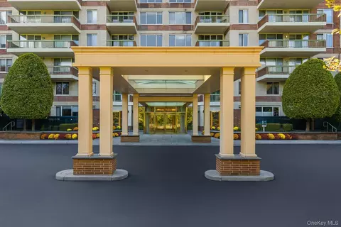 100 Hilton Ave #PH 5, Garden City, NY 11530