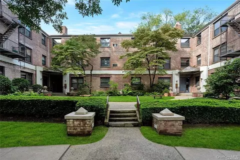 1 Terrace Cir #3H, North Hempstead, NY 11021