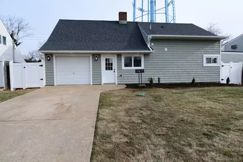 15 Bond Ln, Hicksville, NY 11801