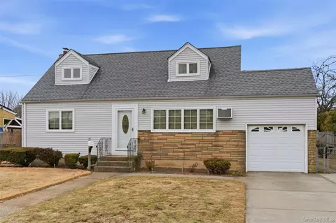 14 Starlight Ct, West Babylon, NY 11704