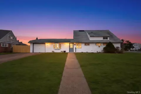 15 Autumn Ln, Hicksville, NY 11801