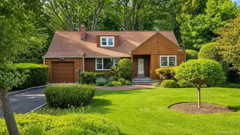 9 Sheep Pasture Ln, Huntington, NY 11743