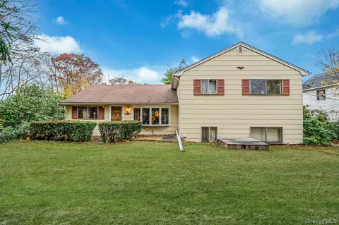85 Hawthorne St, Selden, NY 11784