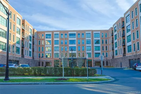 100 Garvies Point Rd #1024, Glen Cove, NY 11542