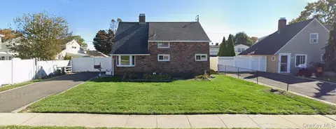 614 N Newbridge Rd, Levittown, NY 11756
