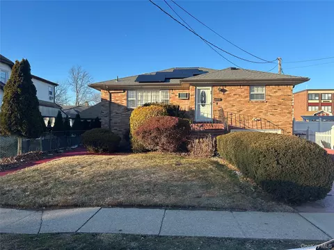 89 Grant Ave, Farmingdale, NY 11735