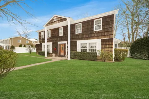 62 Canterbury Dr, Hauppauge, NY 11788
