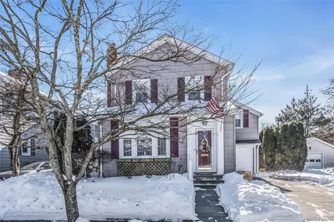 8 3rd Pl, Garden City, NY 11530