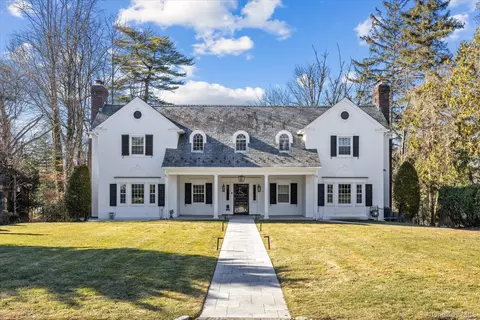 30 Wildwood Dr, North Hempstead, NY 11024