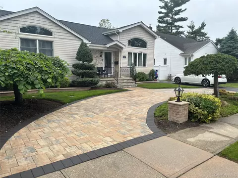 1550 Cleveland Ave, East Meadow, NY 11554