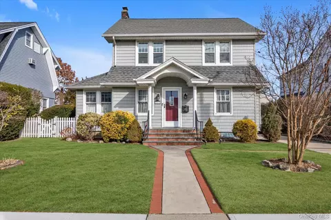 51 Huntington Ave, Lynbrook, NY 11563
