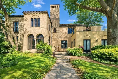 243 Summit Ave, Mount Vernon, NY 10552