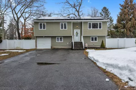 11 17th Ave, Ronkonkoma, NY 11779