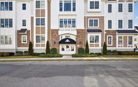 25102 Aspenwood Dr, Plainview, NY 11803