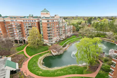 100 Hilton Ave #901, Garden City, NY 11530