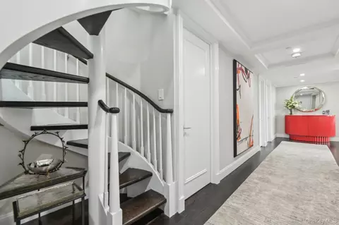 100 Hilton Ave #901, Garden City, NY 11530