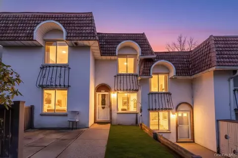 172 Skyline Dr, Coram, NY 11727