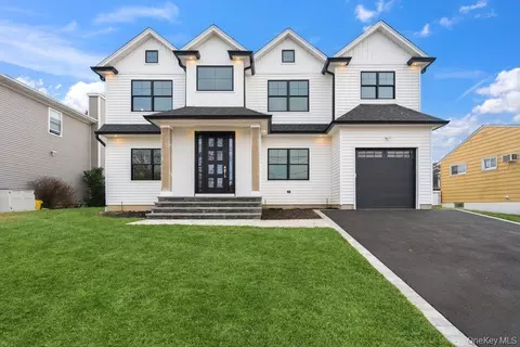 35 Main Pkwy, Plainview, NY 11803