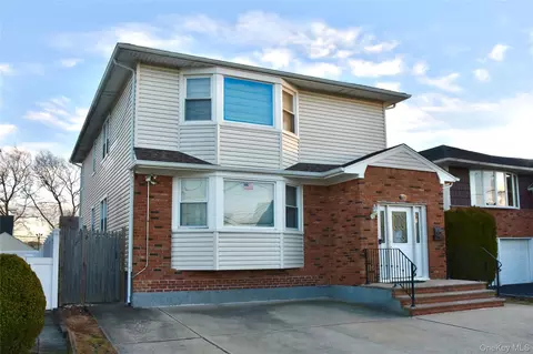 242 Munro Blvd, Valley Stream, NY 11581