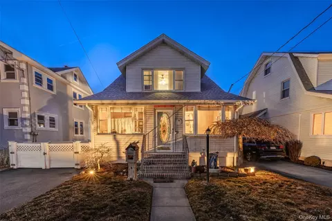 152 Rockaway Pkwy, Valley Stream, NY 11580