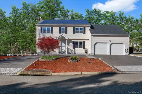1 Lange Ct, Melville, NY 11747